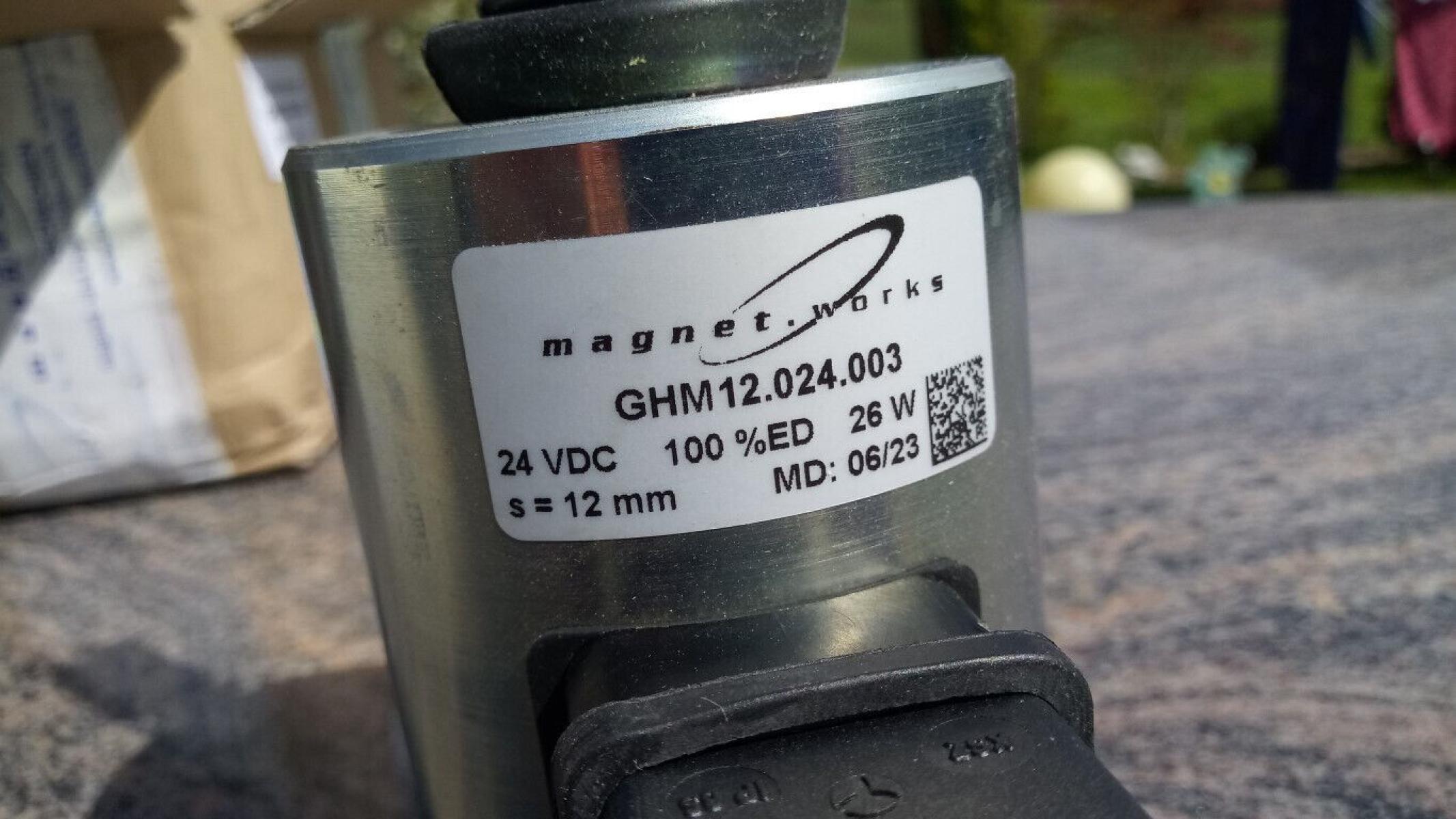 GS Einfachhubmagnet mit Rückstellfeder und Gabel GHM 12.024.003 24VDC 100%ED 26W, € 59,- (8130 Frohnleiten)